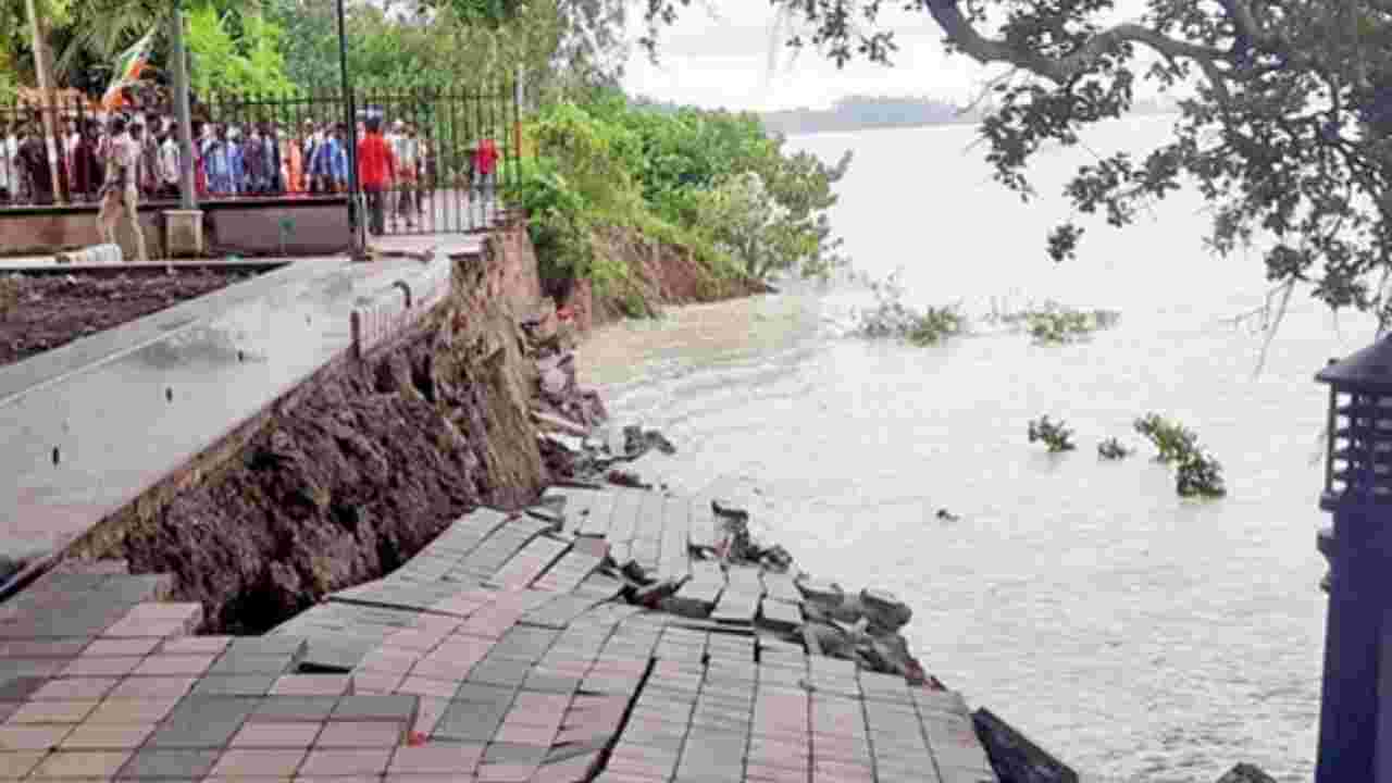 হুগলি নদীর ভাঙনে ধসে গেল বাঁধানো পাড়, নদীগর্ভে পার্কের অংশ! আতঙ্ক গড়চুমুকে