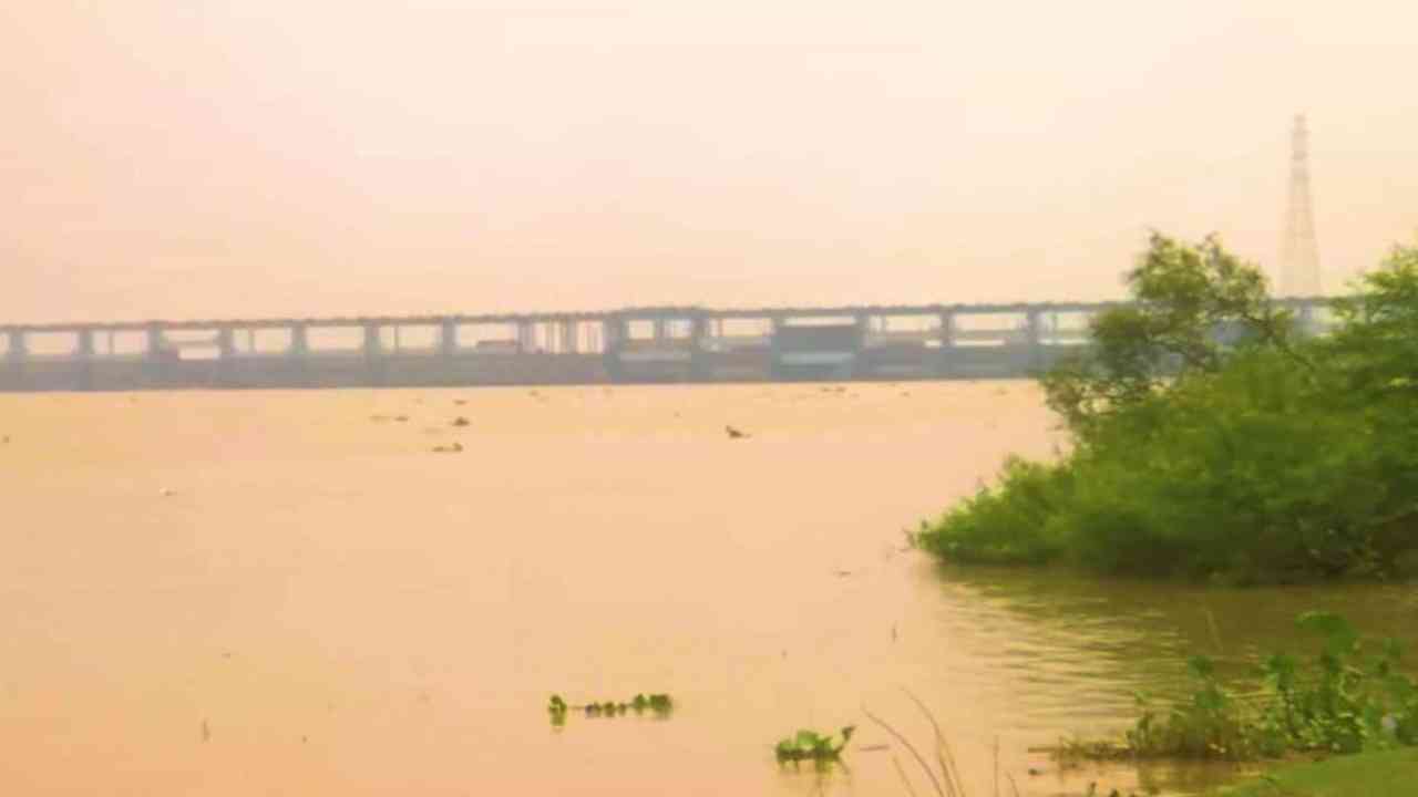 দূরত্ব মাত্র দেড় কিলোমিটার! গঙ্গা-পদ্মা মিশে গেলে নিশ্চিহ্ন হতে পারে বহু এলাকা, নিউ ফরাক্কার ধস ঘিরে বড় আশঙ্কা