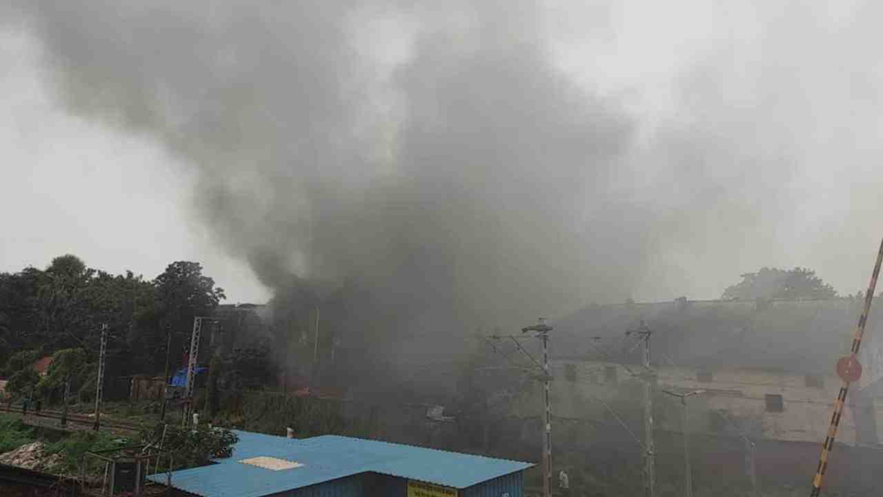 চিৎপুরের নবাব পল্লি এলাকার বন্ধ রাসায়নিক কারখানায় ভয়াবহ আগুন