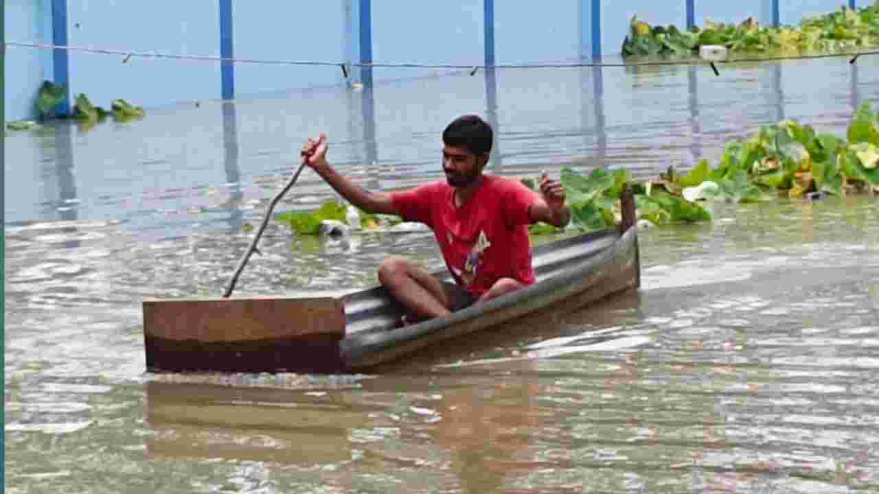 টিনের ডোঙ্গায় চড়ে পারাপার করছেন স্থানীয় মানুষ