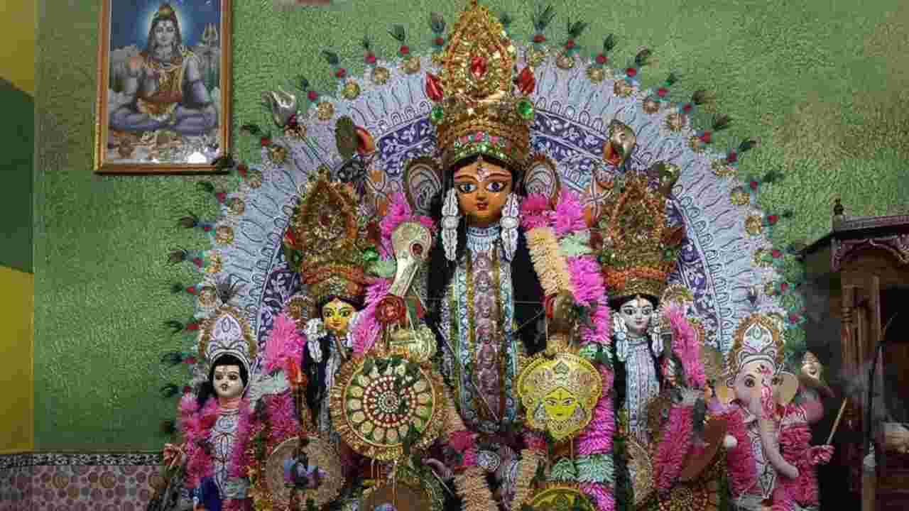 কলস কোলে নিলেই নাকি দূর হয় বন্ধ্যাত্ব! সাড়ে ৩৫০ বছরের ‘মা গবি’র পুজোয় আজও অটুট বিশ্বাস