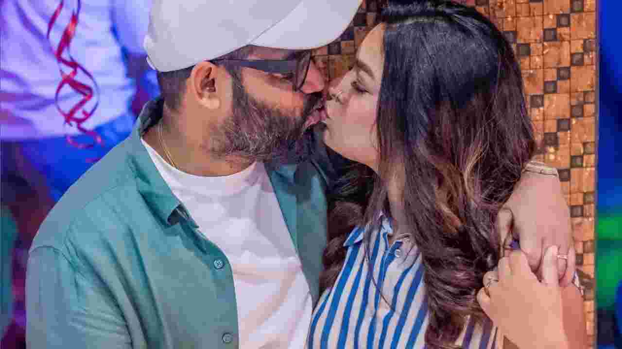 জন্মদিনে স্বামীর ঠোঁটে ঠোঁট ইমনের, পার্টিতে হাজির এক ঝাঁক তারকা—আমন্ত্রিতদের তালিকায় কারা?