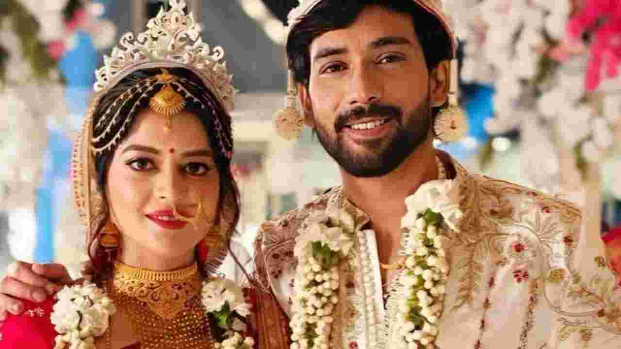 বিয়ের পর প্রথম পুজো, সিঁদুর খেলা নিয়ে উচ্ছ্বসিত মধুমিতা